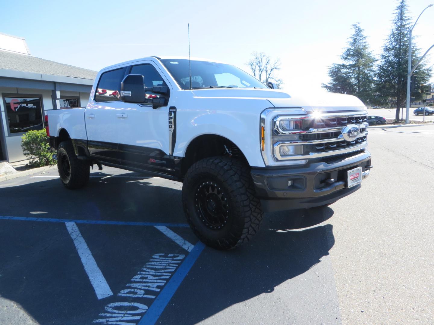 2024 White /BROWN Ford F-250 SD King Ranch Crew Cab 4WD (1FT8W2BM0RE) with an 6.7 HI OUTPUT POWER STROKE engine, 10-SPEED AUTO TORQSHIFT transmission, located at 2630 Grass Valley Highway, Auburn, CA, 95603, (530) 508-5100, 38.937893, -121.095482 - New 24 King Ranch featuring a BDS 3" radius arm suspension system, Fox 2.5 Performance Elite series shocks, Fox ATS steering stabilizer, 37" Nitto Ridge Grappler tires, 18" Method MR315 wheels, 2wd front bumper valance, B&W Tow and Stow hitch, and a Bolt Lock. - Photo#2